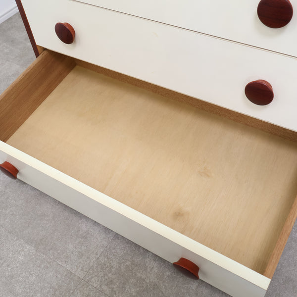 木目調がレトロなチェスト・洋タンス