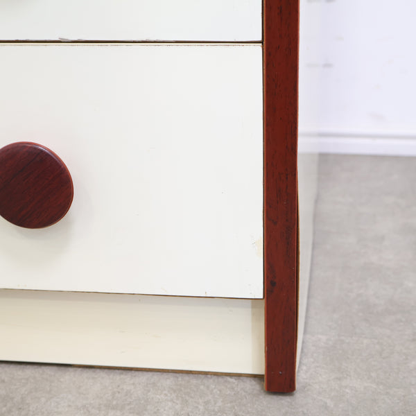 木目調がレトロなチェスト・洋タンス