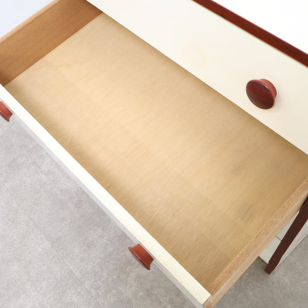 木目調がレトロなチェスト・洋タンス