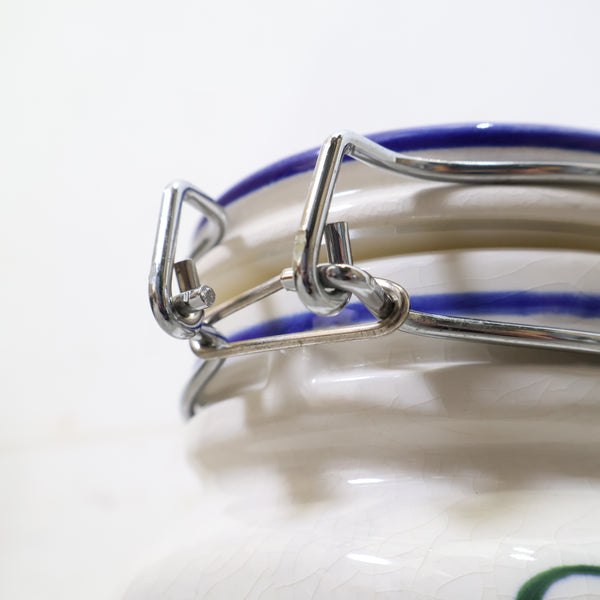 ブルーの花模様の陶器製キャニスター