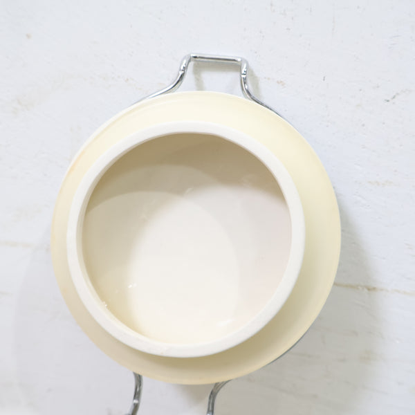 赤い花模様の陶器製キャニスター
