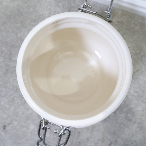 赤い花模様の陶器製キャニスター
