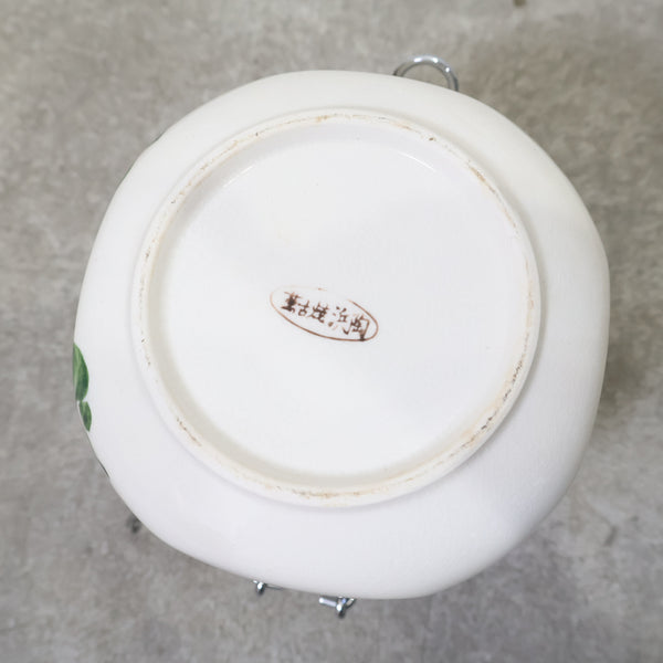 赤い花模様の陶器製キャニスター