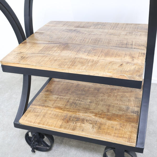 インダストリアルテイストなトローリー・ワゴン