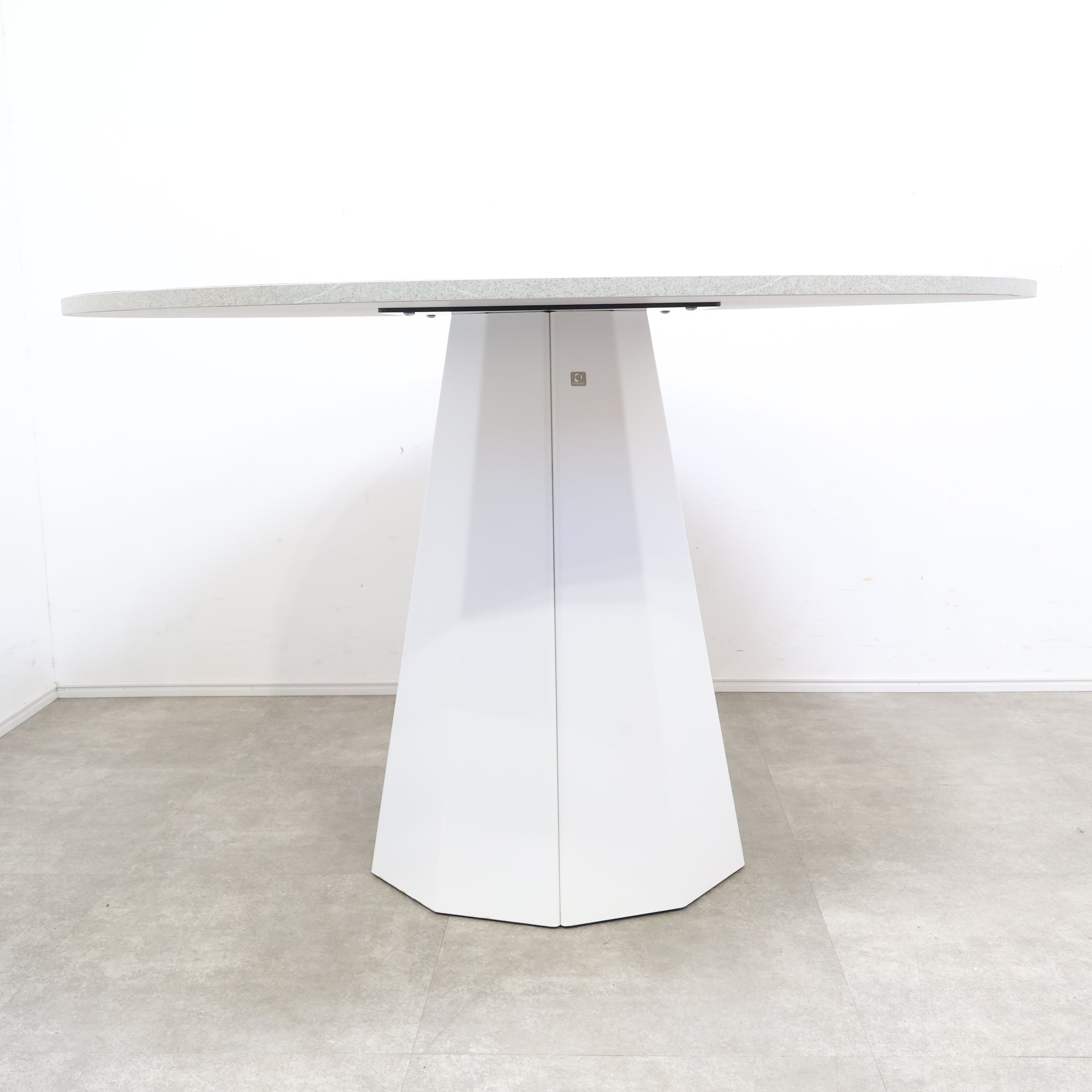 カリガリス コヌビア Dix 円形ダイニングテーブル – バナルオンライン