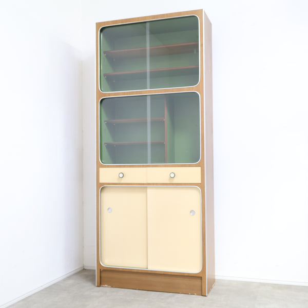 木目模様とアイボリーのレトロキャビネット