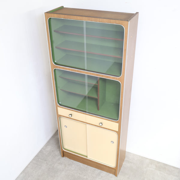 木目模様とアイボリーのレトロキャビネット