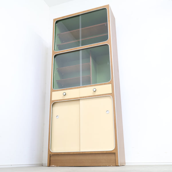 木目模様とアイボリーのレトロキャビネット