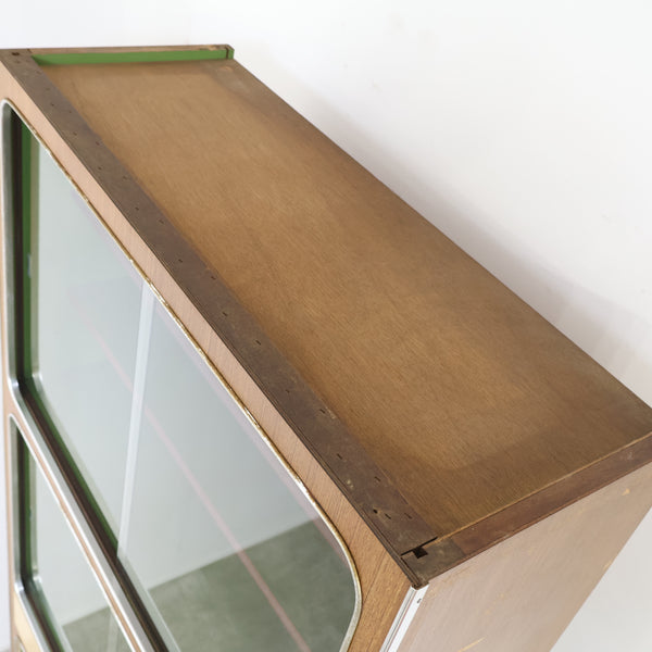 木目模様とアイボリーのレトロキャビネット