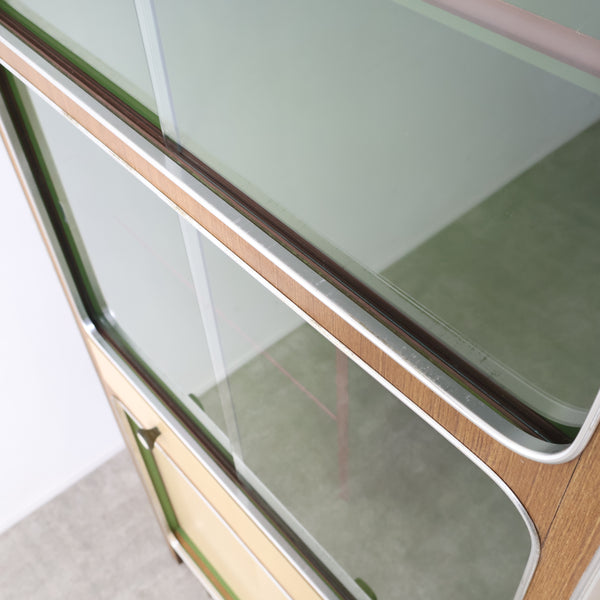 木目模様とアイボリーのレトロキャビネット