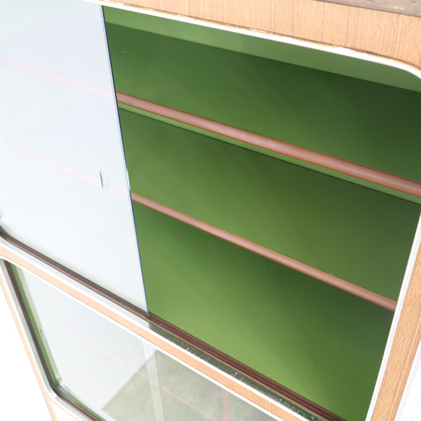 木目模様とアイボリーのレトロキャビネット