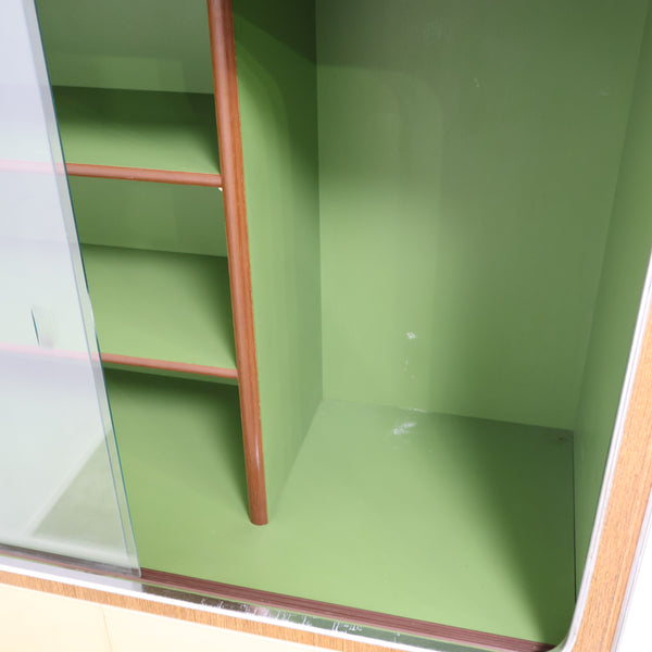 木目模様とアイボリーのレトロキャビネット