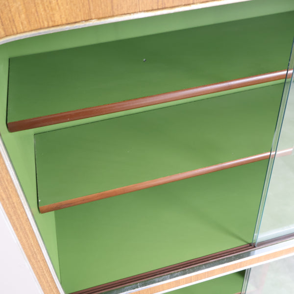 木目模様とアイボリーのレトロキャビネット