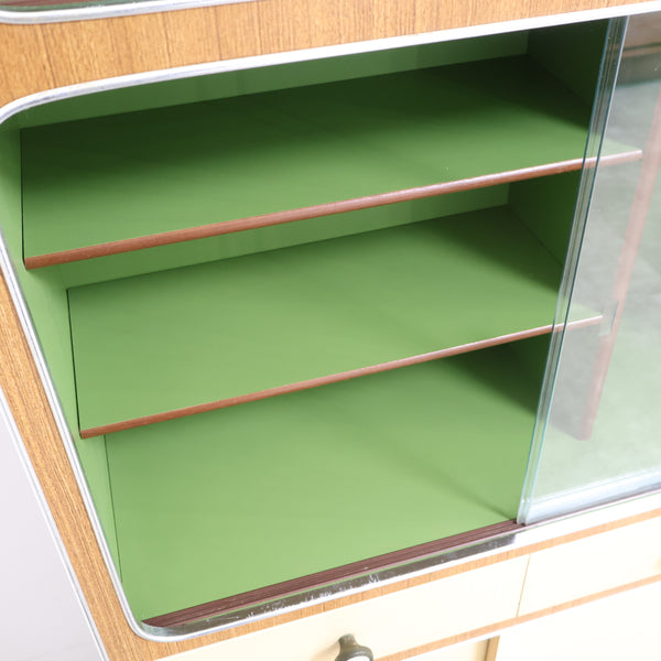 木目模様とアイボリーのレトロキャビネット