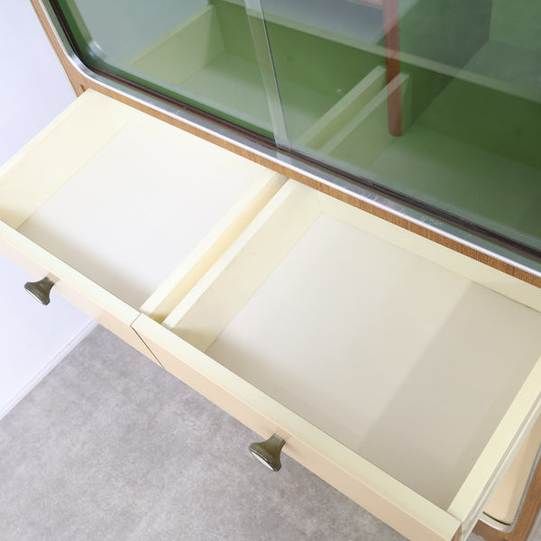 木目模様とアイボリーのレトロキャビネット