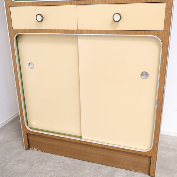 木目模様とアイボリーのレトロキャビネット