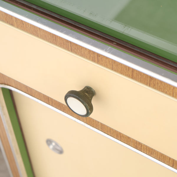 木目模様とアイボリーのレトロキャビネット