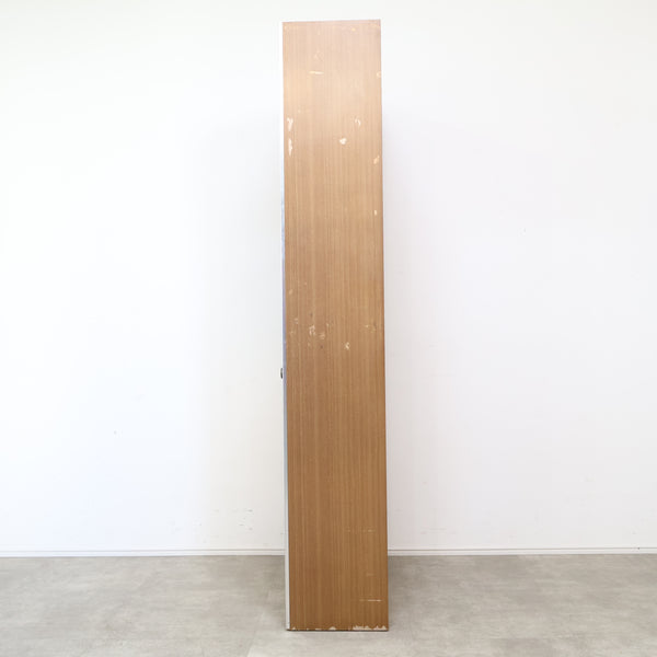 木目模様とアイボリーのレトロキャビネット