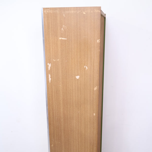 木目模様とアイボリーのレトロキャビネット