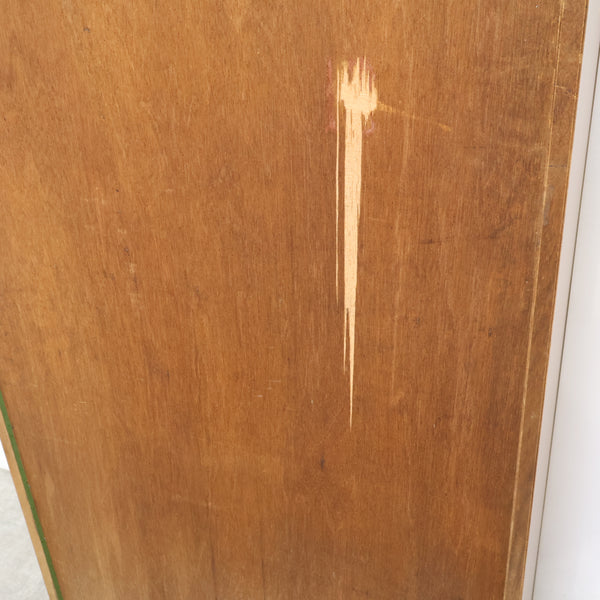 木目模様とアイボリーのレトロキャビネット