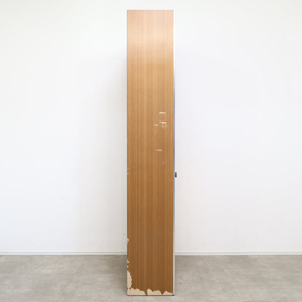 木目模様とアイボリーのレトロキャビネット