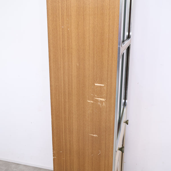 木目模様とアイボリーのレトロキャビネット