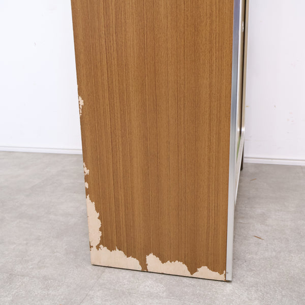 木目模様とアイボリーのレトロキャビネット