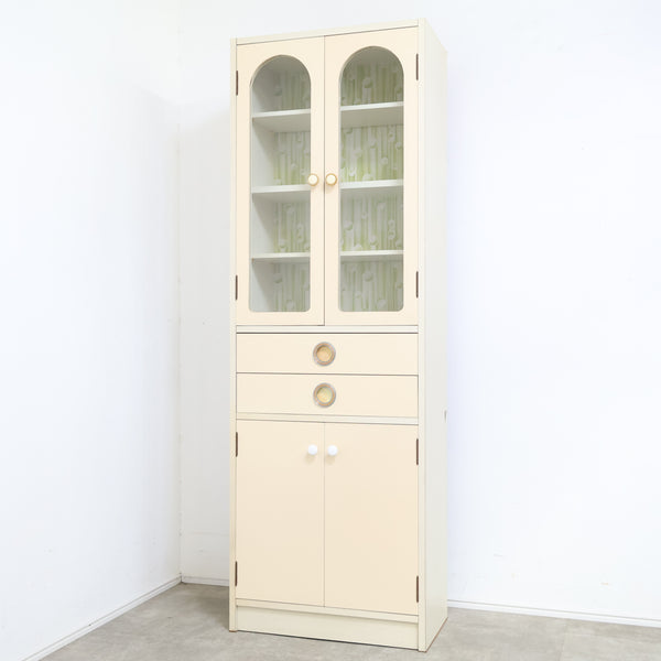 アーチ窓のレトロキャビネット