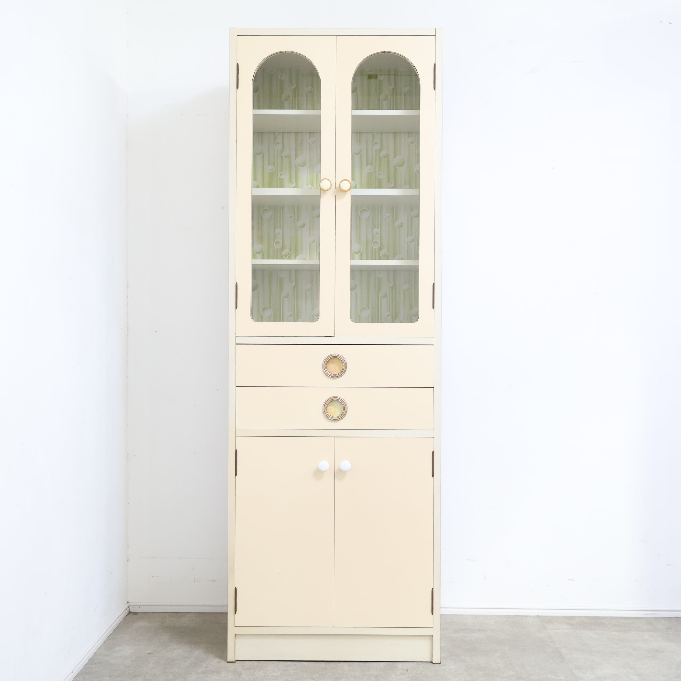 アーチ窓のレトロキャビネット – バナルオンラインショップ（BANUL）の