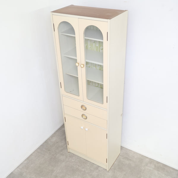 アーチ窓のレトロキャビネット