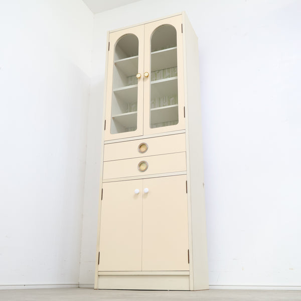 アーチ窓のレトロキャビネット