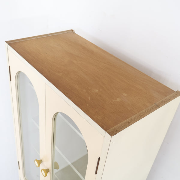 アーチ窓のレトロキャビネット