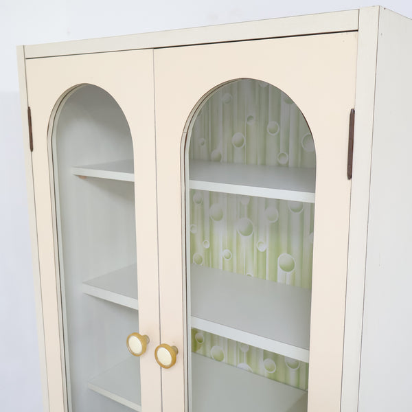 アーチ窓のレトロキャビネット