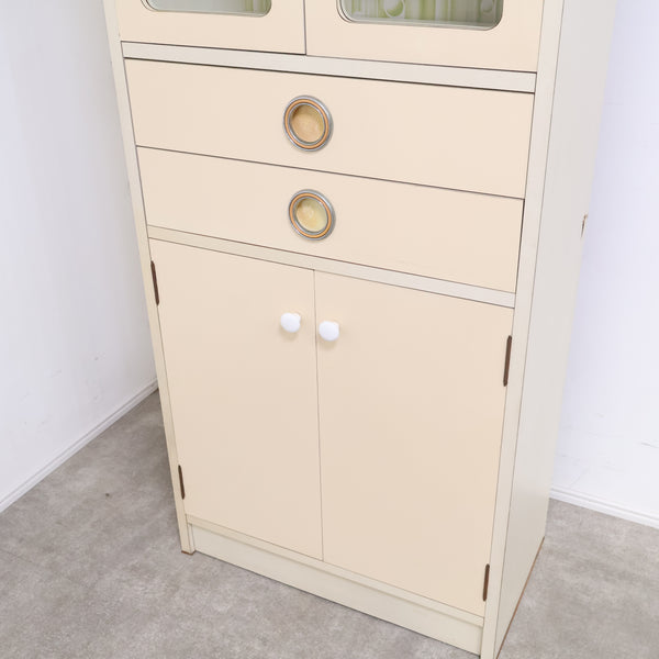 アーチ窓のレトロキャビネット