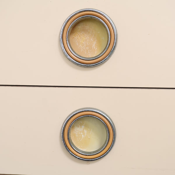 アーチ窓のレトロキャビネット