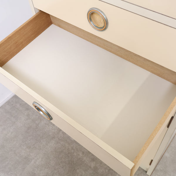 アーチ窓のレトロキャビネット