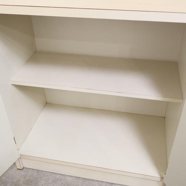 アーチ窓のレトロキャビネット