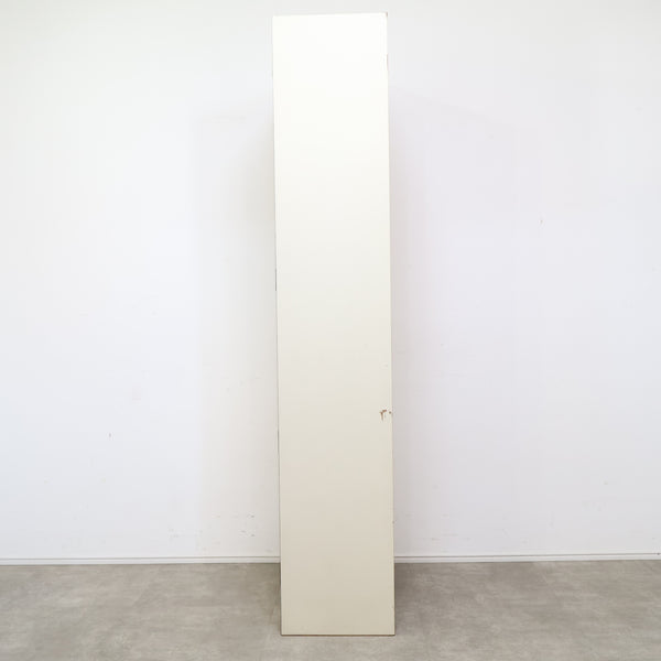 アーチ窓のレトロキャビネット