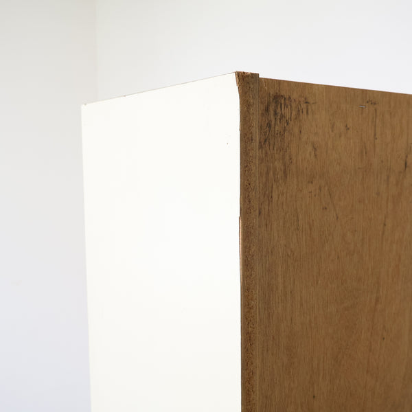 アーチ窓のレトロキャビネット