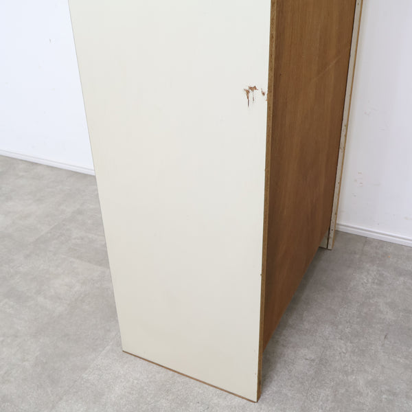 アーチ窓のレトロキャビネット