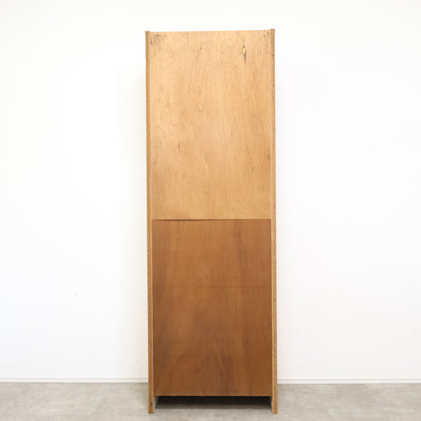 アーチ窓のレトロキャビネット