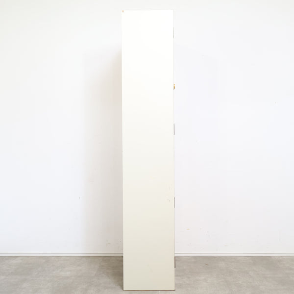 アーチ窓のレトロキャビネット