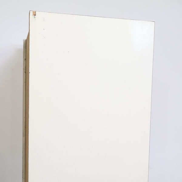 アーチ窓のレトロキャビネット