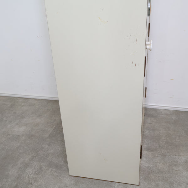 アーチ窓のレトロキャビネット