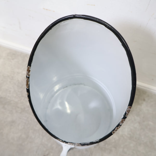 ブリキ製のスロープポット