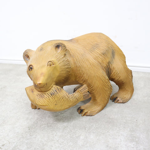 ナチュラルカラーが珍しい木彫の熊