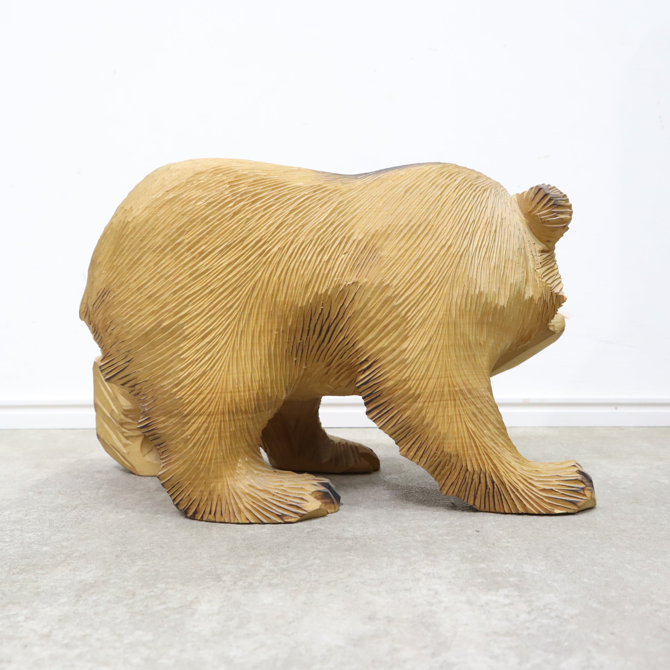 ナチュラルカラーが珍しい木彫の熊 – バナルオンラインショップ（BANUL