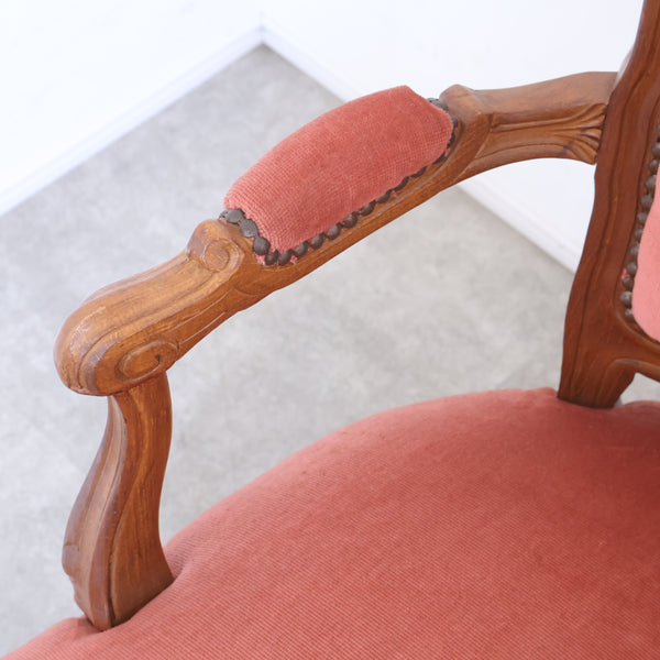 ボタン絞りのアンティーク調チェア No.1