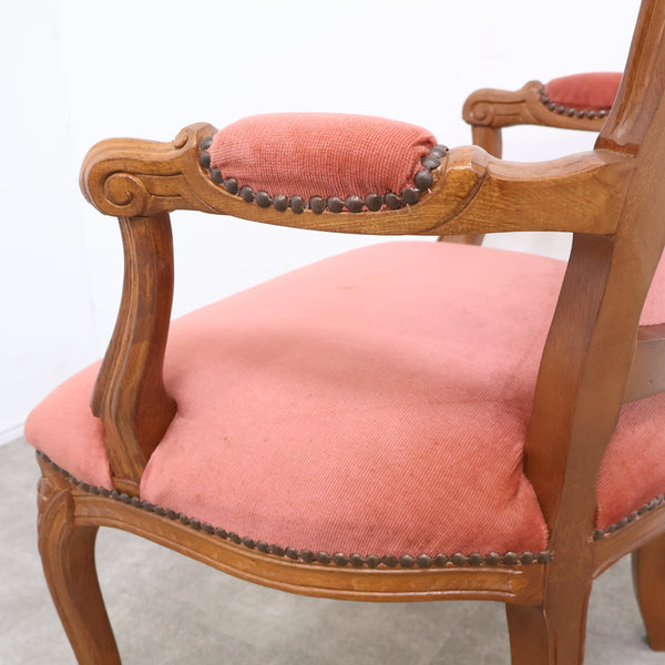 ボタン絞りのアンティーク調チェア No.1