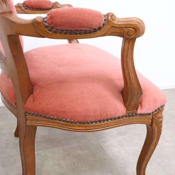 ボタン絞りのアンティーク調チェア No.1